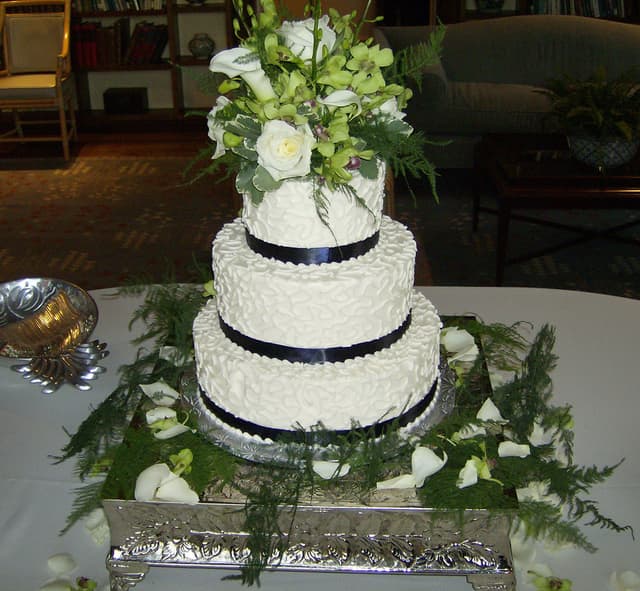 White wedding cake with fresh flowers